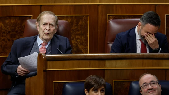 Santiago Abascal se echa la mano a la cara junto a Ramón Tamames Santiago Abascal se echa la mano a la cara junto a Ramón Tamames