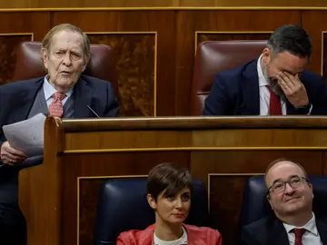 Santiago Abascal se echa la mano a la cara junto a Ramón Tamames