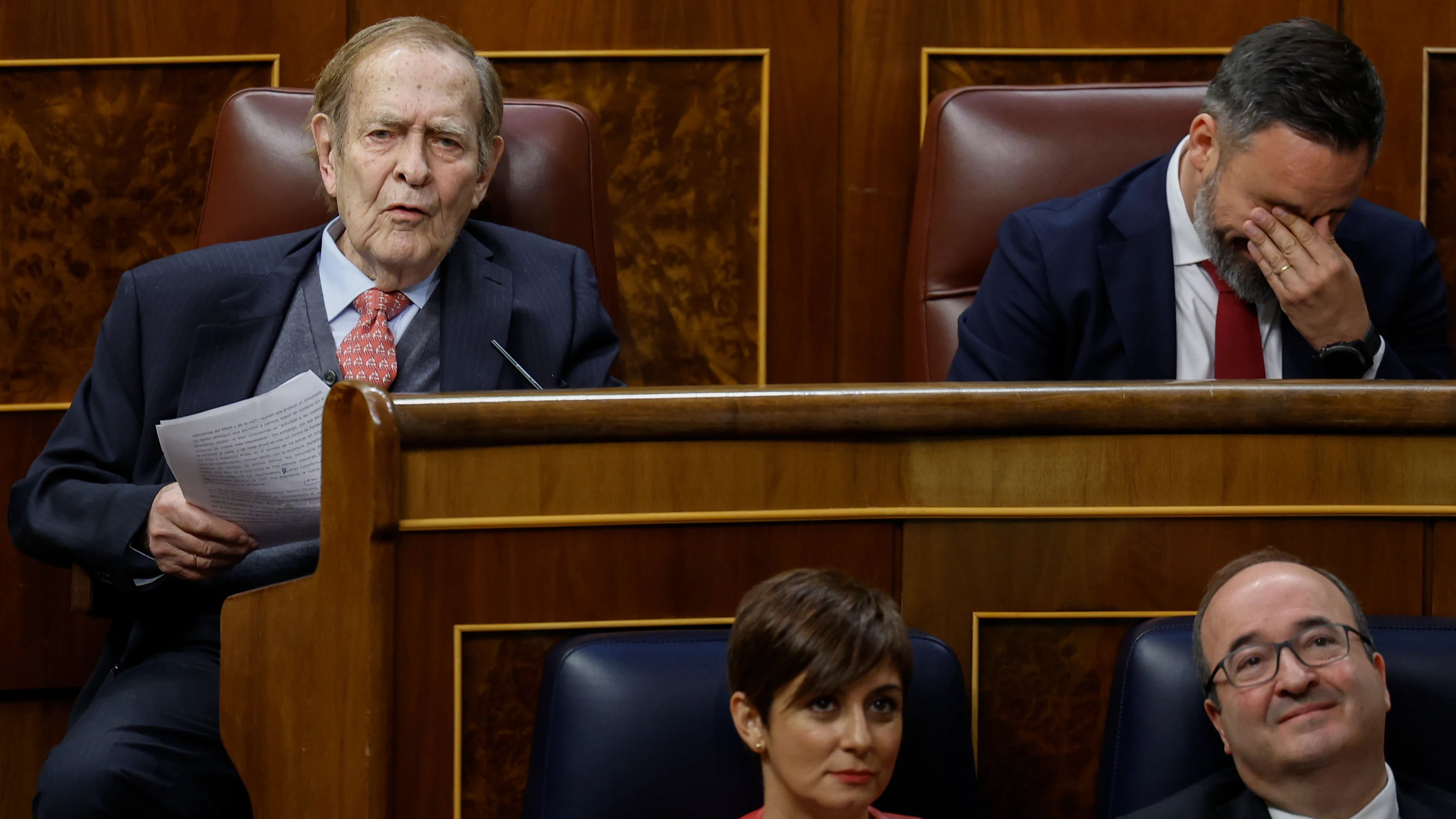 Santiago Abascal se echa la mano a la cara junto a Ramón Tamames