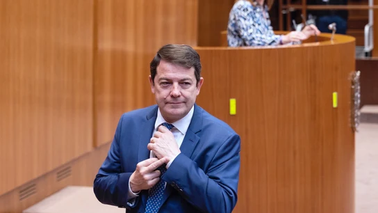 El PSOE acusa a Mañueco de hacer una 'peineta' a una de sus procuradoras en el Parlamento El PSOE acusa a Mañueco de hacer una 'peineta' a una de sus procuradoras en el Parlamento