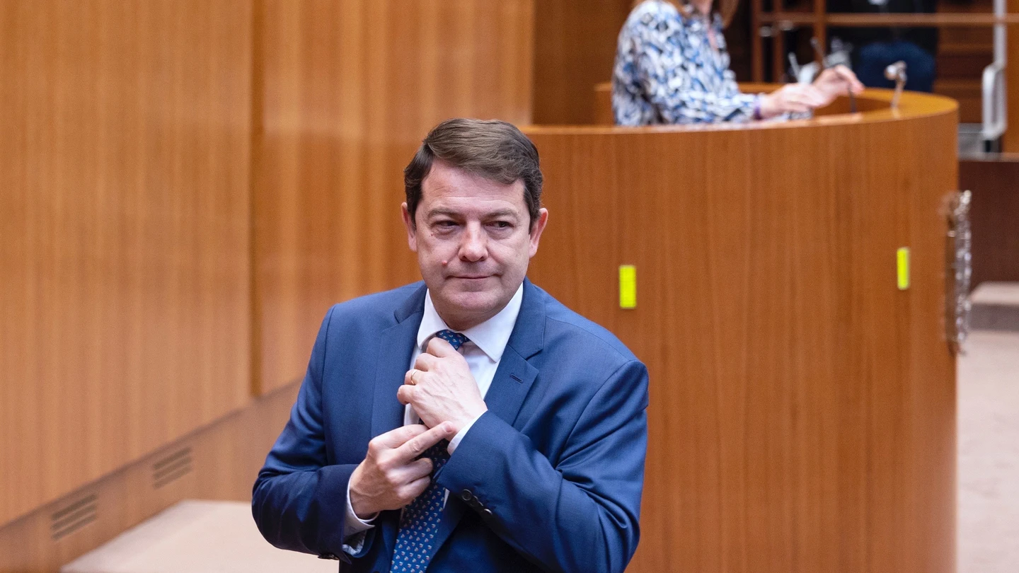 El PSOE acusa a Mañueco de hacer una 'peineta' a una de sus procuradoras en el Parlamento El PSOE acusa a Mañueco de hacer una 'peineta' a una de sus procuradoras en el Parlamento