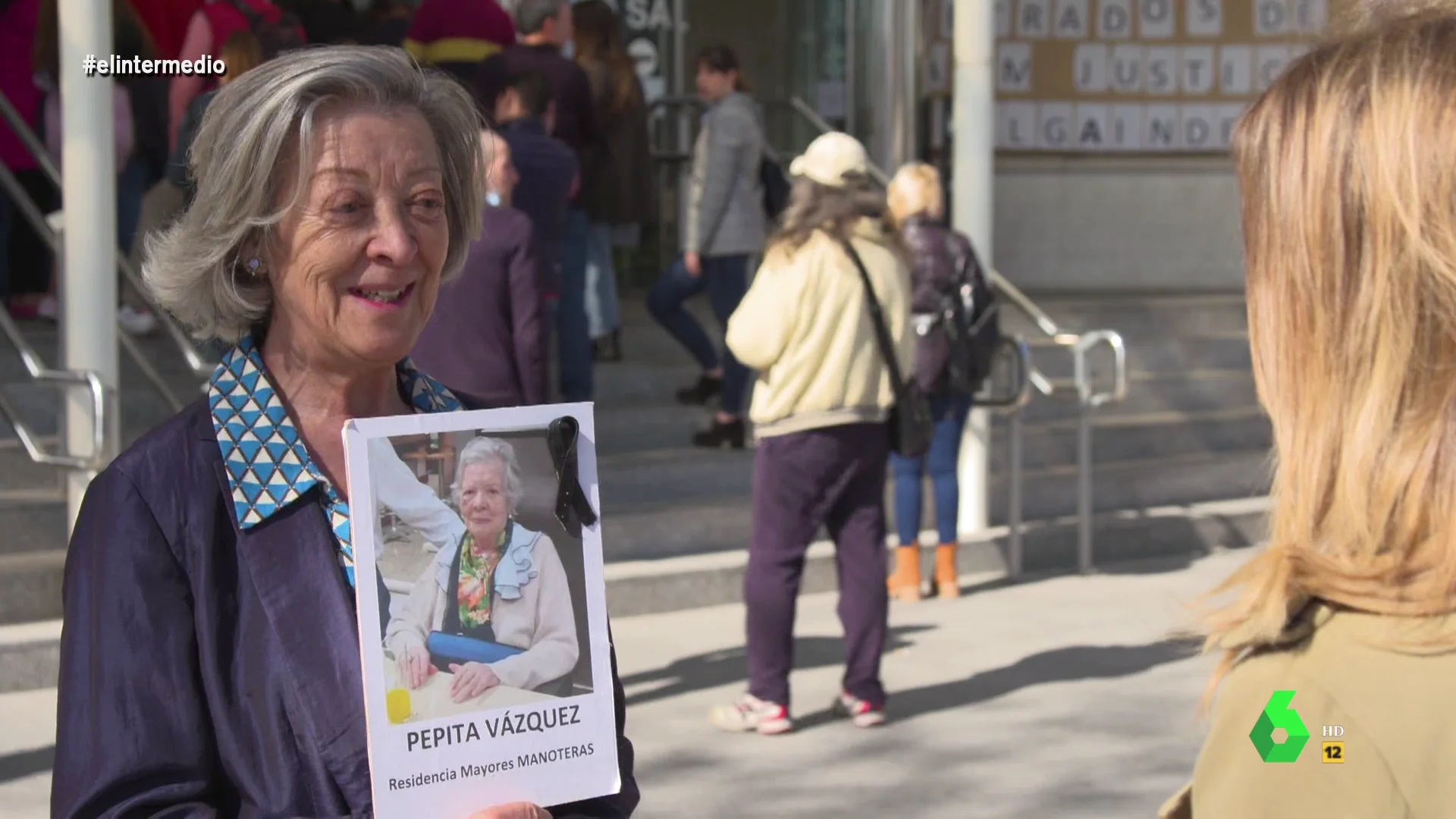 Carlos Mur, la persona que firmó el llamado 'protocolo de la vergüenza' acudía al juzgado en calidad de testigo. A su encuentro fue Concha, que explica a Andrea Ropero cómo perdió a su madre tras infectarse de COVID en una residencia.