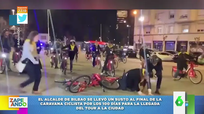 La 'aparatosa' caída del alcalde de Bilbao en la caravana ciclista por los 100 días para el inicio del Tour