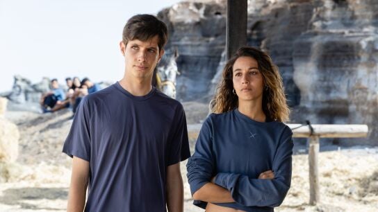 Diego Larisa y Amaia Aberasturi, en 'Bienvenidos a Edén'.