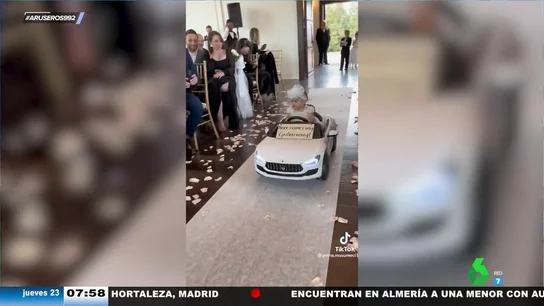 La original idea para bodas que marca tendencia: la manera de llegar al altar de la niña que da paso a los novios La original idea para bodas que marca tendencia: la manera de llegar al altar de la niña que da paso a los novios