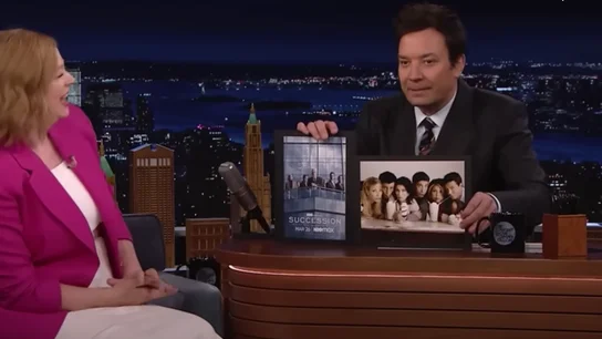 Sarah Snook, en el plató de 'The tonight show' con Jimmy Fallon. Sarah Snook, en el plató de 'The tonight show' con Jimmy Fallon.