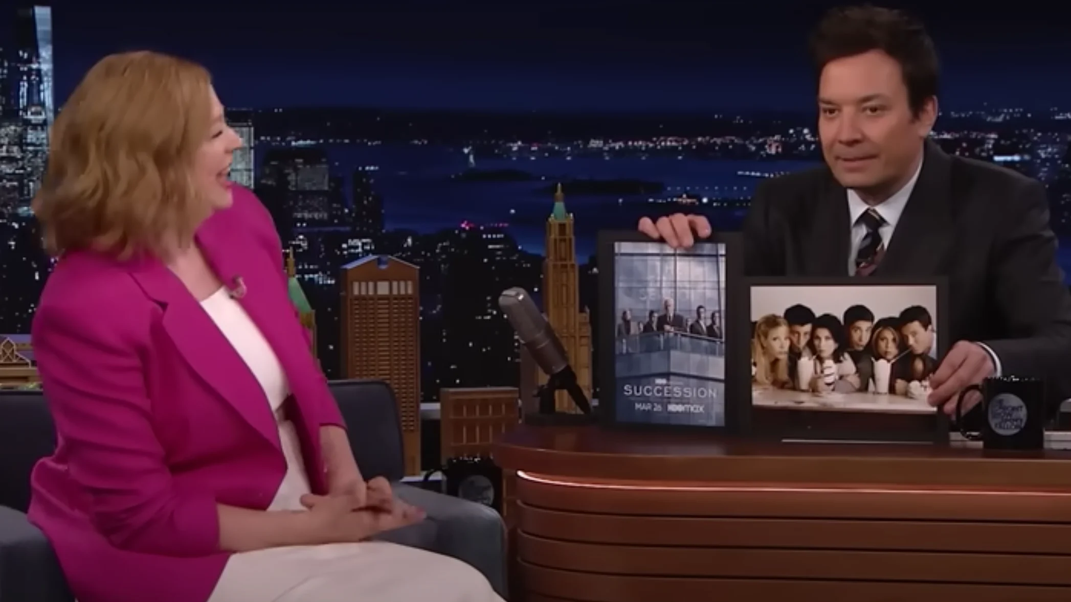 Sarah Snook, en el plató de 'The tonight show' con Jimmy Fallon.