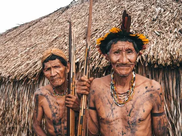 Hombres de la tribu indígena Arawete en la Amazonía brasileña Hombres de la tribu indígena Arawete en la Amazonía brasileña