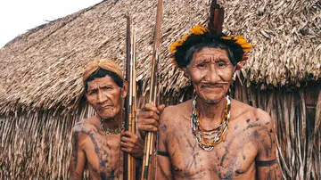 Hombres de la tribu indígena Arawete en la Amazonía brasileña