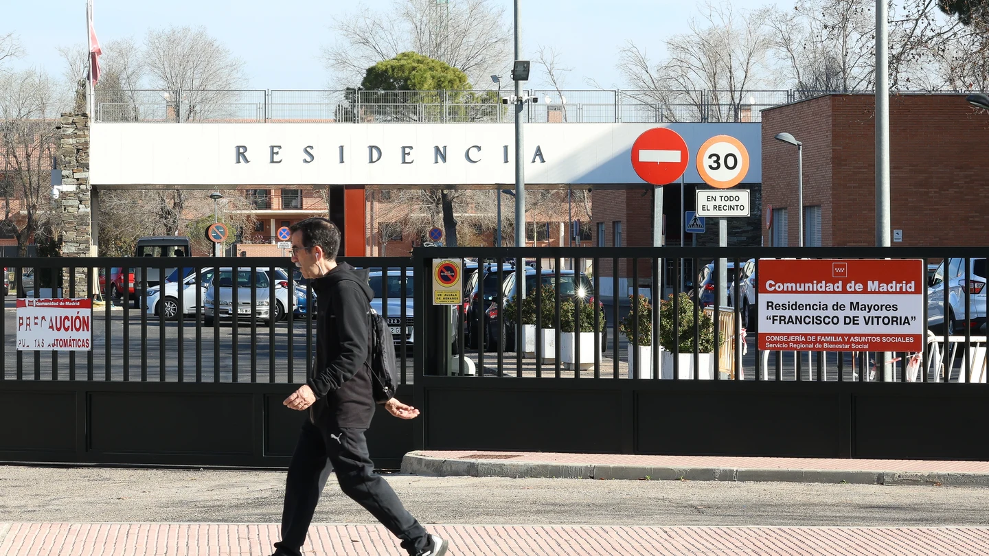 Un hombre camina frente a la residencia de Francisco de Vitoria, a 13 de marzo de 2023, en Alcalá de Henares, Madrid (España). Un hombre camina frente a la residencia de Francisco de Vitoria, a 13 de marzo de 2023, en Alcalá de Henares, Madrid (España).