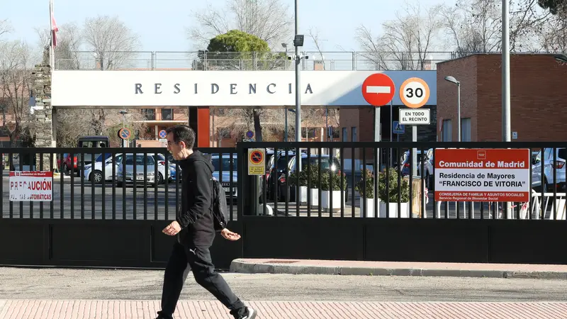 Un hombre camina frente a la residencia de Francisco de Vitoria, a 13 de marzo de 2023, en Alcalá de Henares, Madrid (España).
