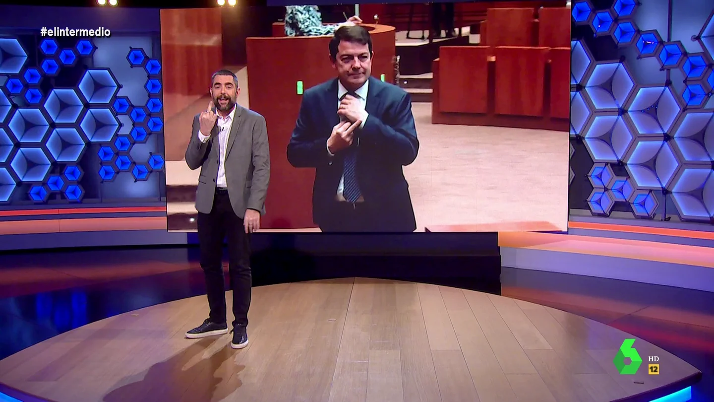 Dani Mateo ironiza con la peineta de Mañueco en las Cortes de Castilla y León "Entre el vicepresidente don 'Latido fetal' y 'Alfonso Peinetas' no me extraña que se hable de la España vaciada porque dan ganas de salir corriendo", comenta Dani Mateo en este vídeo sobre la comentada 'peineta' del presidente de Castilla y León.