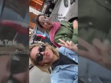Dos jóvenes se hacen virales en TikTok al viajar de Madrid a Mallorca en un día solo "para tomar el sol" Dos jóvenes se hacen virales en TikTok al viajar de Madrid a Mallorca en un día solo "para tomar el sol"