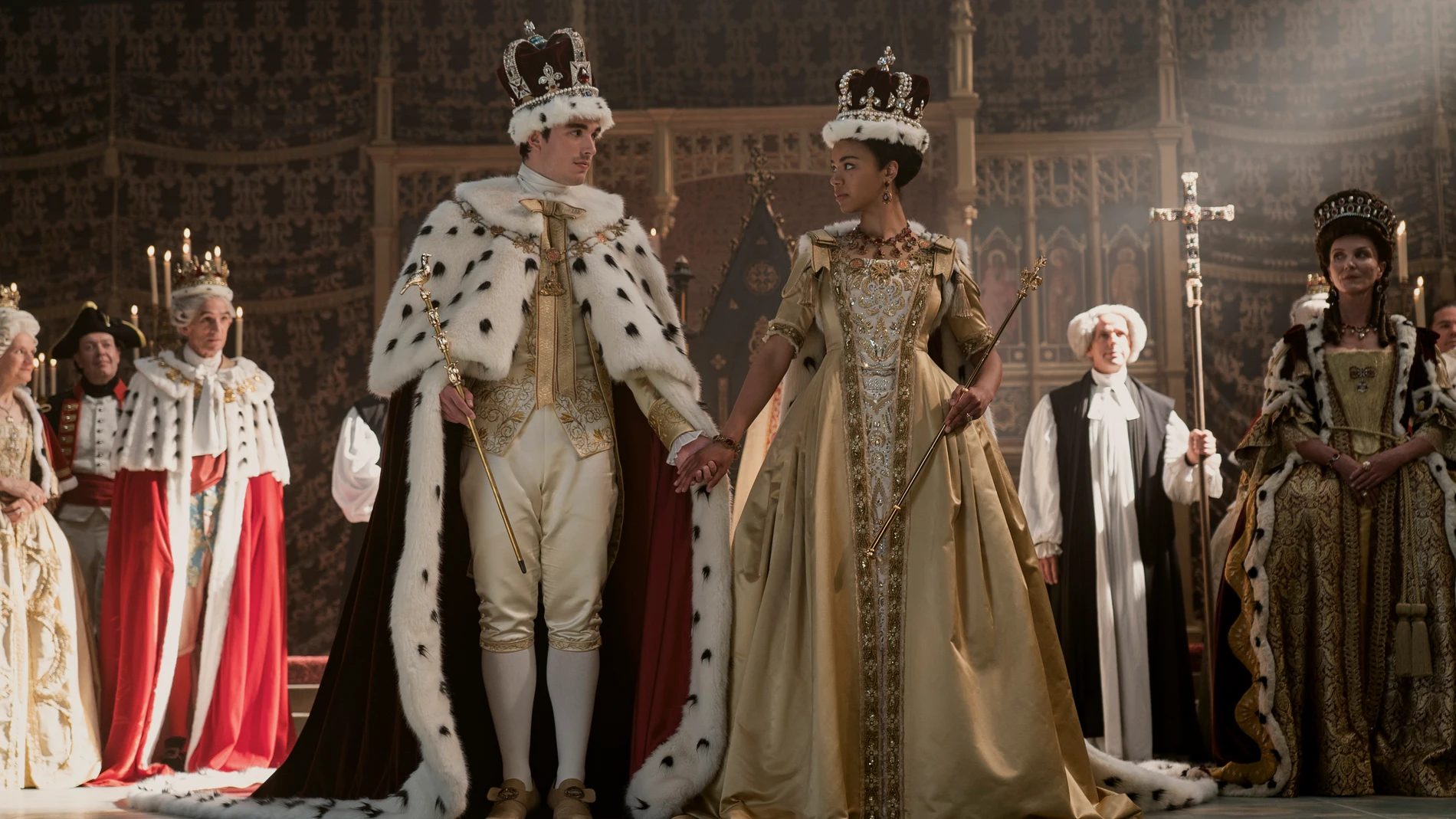 Corey Mylchreest como el rey Jorge y Golda Rosheuvel como la reina Carlota en el spinoff de 'Los Bridgerton'.