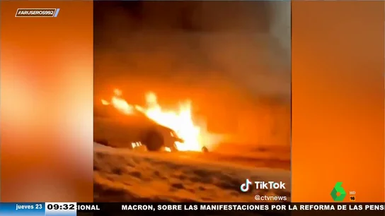 El impactante momento en el que un reportero salva la vida de un hombre del incendio de su casa y coche El impactante momento en el que un reportero salva la vida de un hombre del incendio de su casa y coche