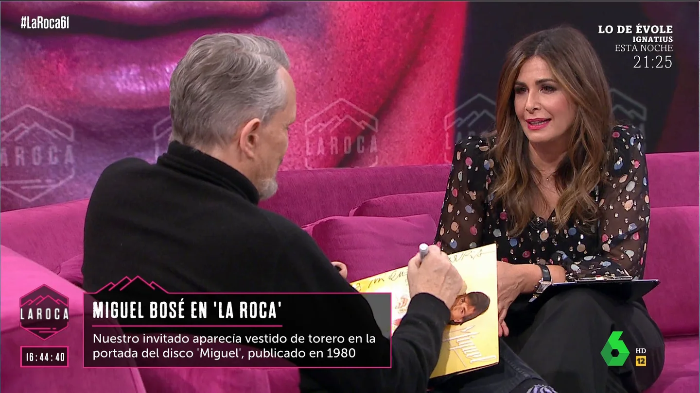 La dedicatoria de Miguel Bosé a Nuria Roca en su primer disco del artista Miguel Bosé habló en 'La Roca' de la complicada relación con su padre, el torero Luis Miguel Dominguín, y de cómo se tomó éste que su hijo apareciera vestido de matador en la portada de un disco... que fue el primero que tuvo Nuria Roca.