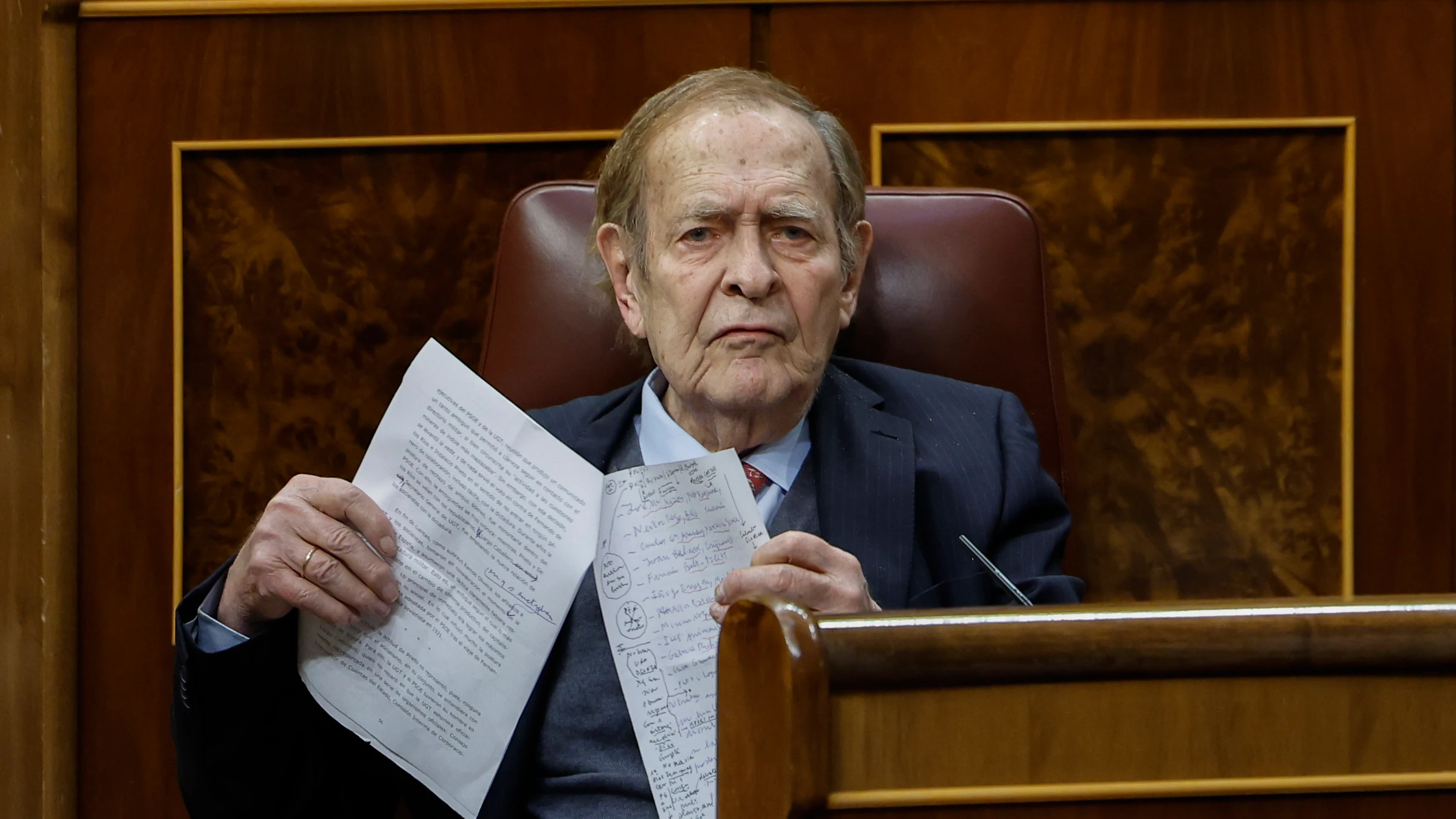 Ramón Tamames consulta sus notas durante la moción de censura.