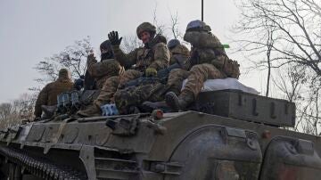 Imagen de soldados en la ciudad ucraniana de Bajmut, en el este de Ucrania.