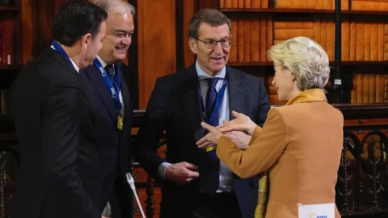 El presidente del PP, Alberto Nuñez Feijóo, con la presidenta de la Comisión Europea, Úrsula Von der Leyen, y al presidente del PPE, Manfred Weber. El presidente del PP, Alberto Nuñez Feijóo, con la presidenta de la Comisión Europea, Úrsula Von der Leyen, y al presidente del PPE, Manfred Weber.