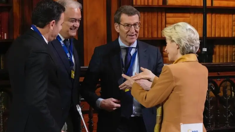 El presidente del PP, Alberto Nuñez Feijóo, con la presidenta de la Comisión Europea, Úrsula Von der Leyen, y al presidente del PPE, Manfred Weber.