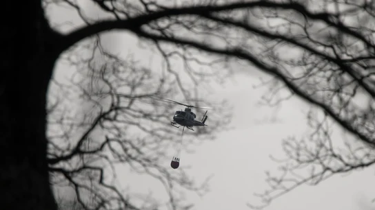 Un helicóptero transporta agua durante los trabajos de extinción de un incendio forestal en la localidad cántabra de Los Corrales de Buelna. Un helicóptero transporta agua durante los trabajos de extinción de un incendio forestal en la localidad cántabra de Los Corrales de Buelna.