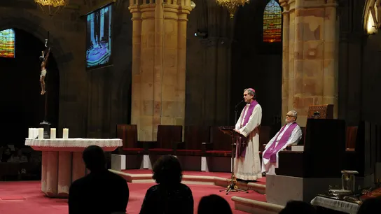 El obispo de Bilbao, Joseba Segura, junto al presbítero Josu López Villalba, que sufrió abusos El obispo de Bilbao, Joseba Segura, junto al presbítero Josu López Villalba, que sufrió abusos