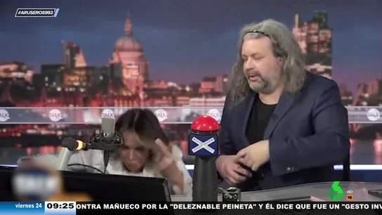 La cómica caída de una presentadora de televisión en pleno directo La cómica caída de una presentadora de televisión en pleno directo