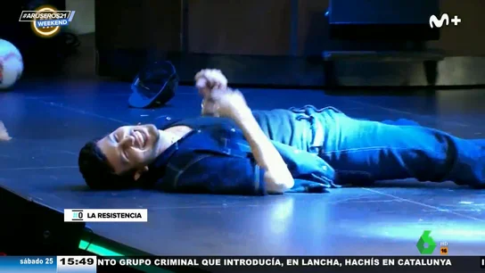 La caída de Sebastián Yatra en plena entrevista al intentar rematar un balón La caída de Sebastián Yatra en plena entrevista al intentar rematar un balón