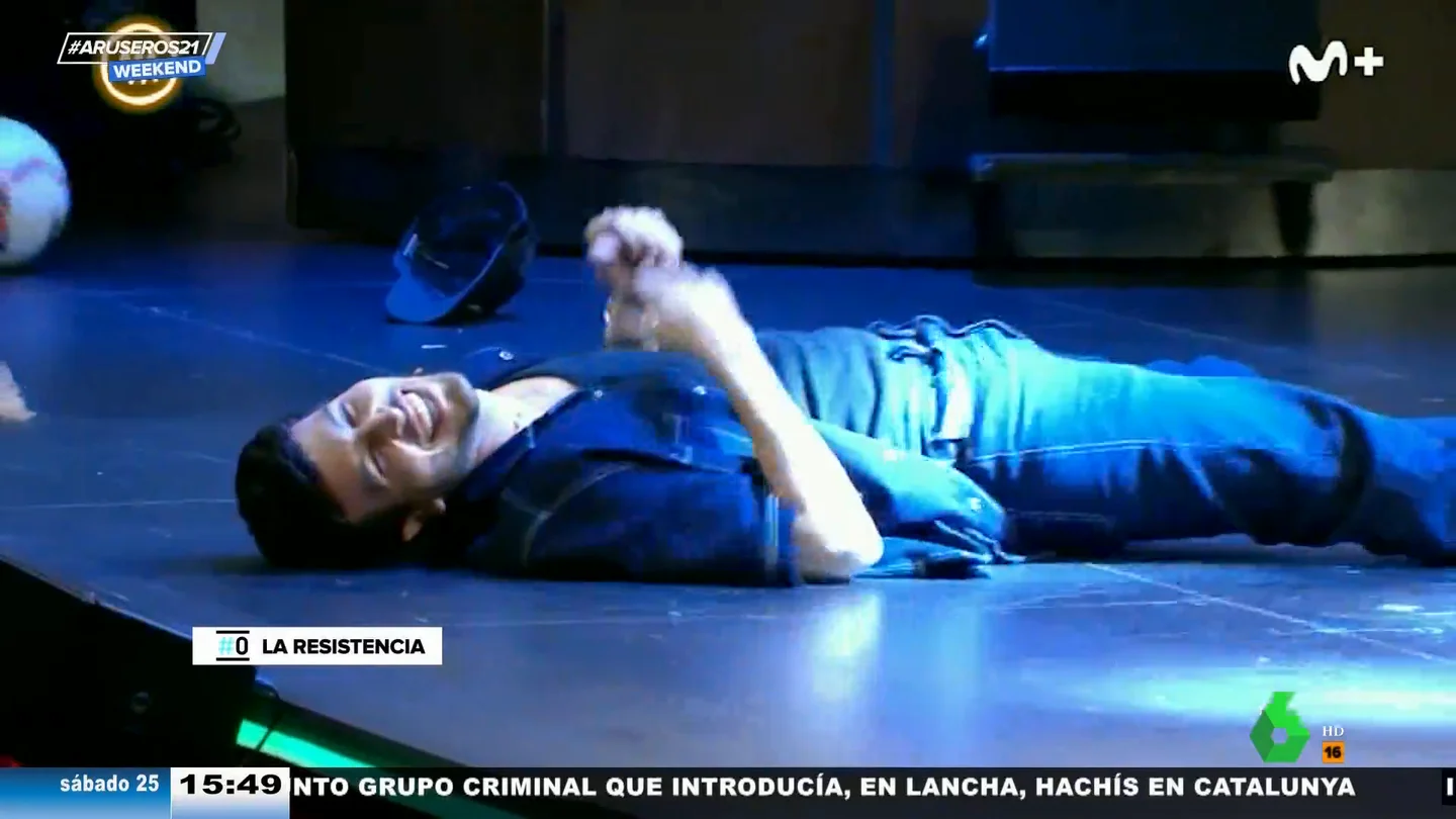 La caída de Sebastián Yatra en plena entrevista al intentar rematar un balón La caída de Sebastián Yatra en plena entrevista al intentar rematar un balón