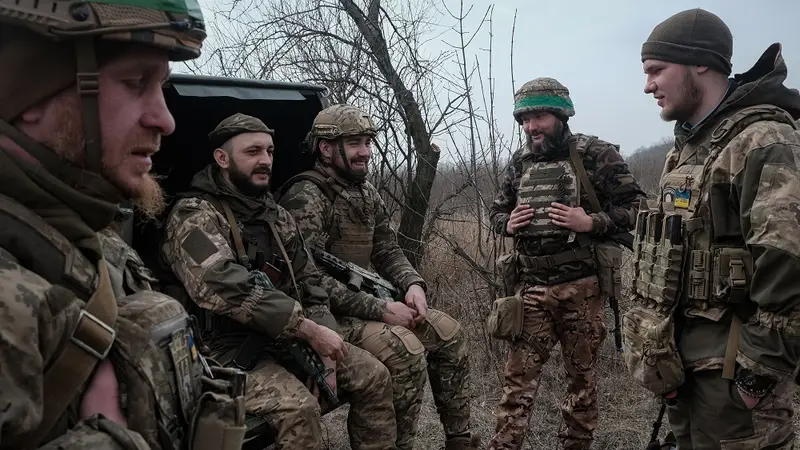 Miembros de las Fuerzas Armadas de Ucrania en un lugar no revelado cerca de la ciudad de Bajmut