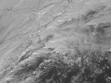 A tornado leaves at least 21 dead in the United States as it passes through the state of Mississippi