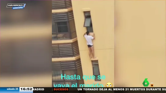 Graba a un hombre en calzoncillos colgado de una ventana en el piso 20 ¿un amante a punto de ser descubierto? Graba a un hombre en calzoncillos colgado de una ventana en el piso 20 ¿un amante a punto de ser descubierto?