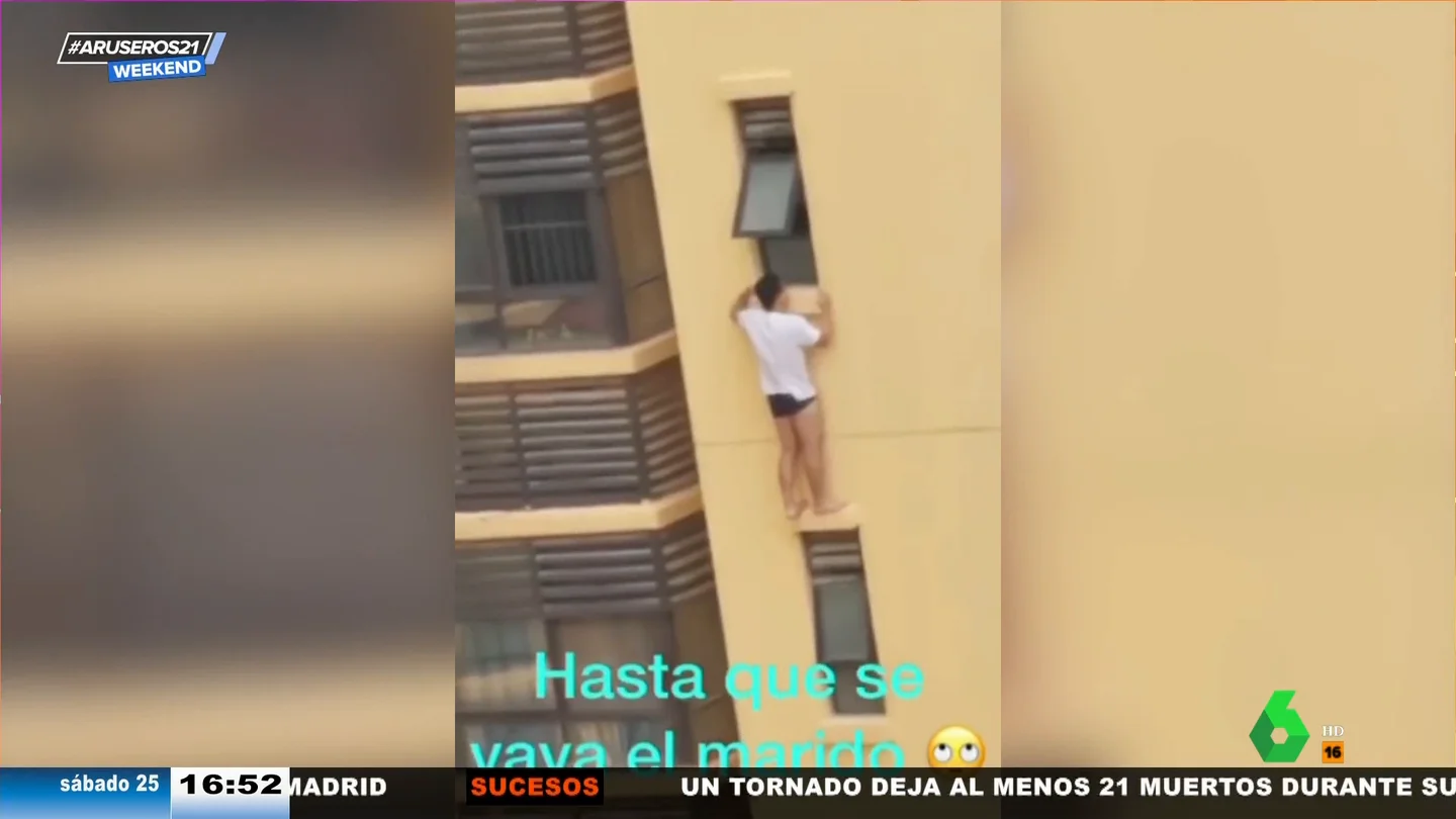 Graba a un hombre en calzoncillos colgado de una ventana en el piso 20 ¿un amante a punto de ser descubierto? Graba a un hombre en calzoncillos colgado de una ventana en el piso 20 ¿un amante a punto de ser descubierto?
