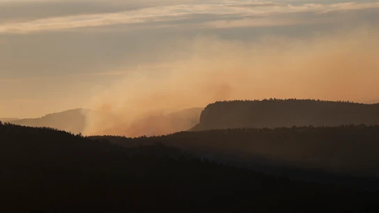 El incendio de Castellón se mantiene activo con fuertes rachas de viento que dificultan su extinción El incendio de Castellón se mantiene activo con fuertes rachas de viento que dificultan su extinción