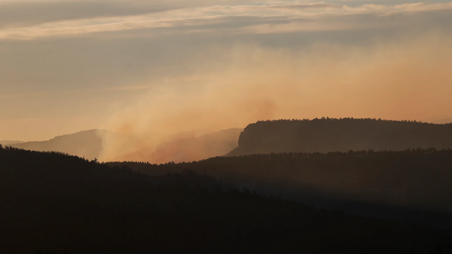 El incendio de Castellón se mantiene activo con fuertes rachas de viento que dificultan su extinción El incendio de Castellón se mantiene activo con fuertes rachas de viento que dificultan su extinción