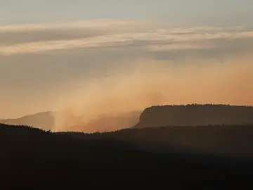 El incendio de Castellón se mantiene activo con fuertes rachas de viento que dificultan su extinción