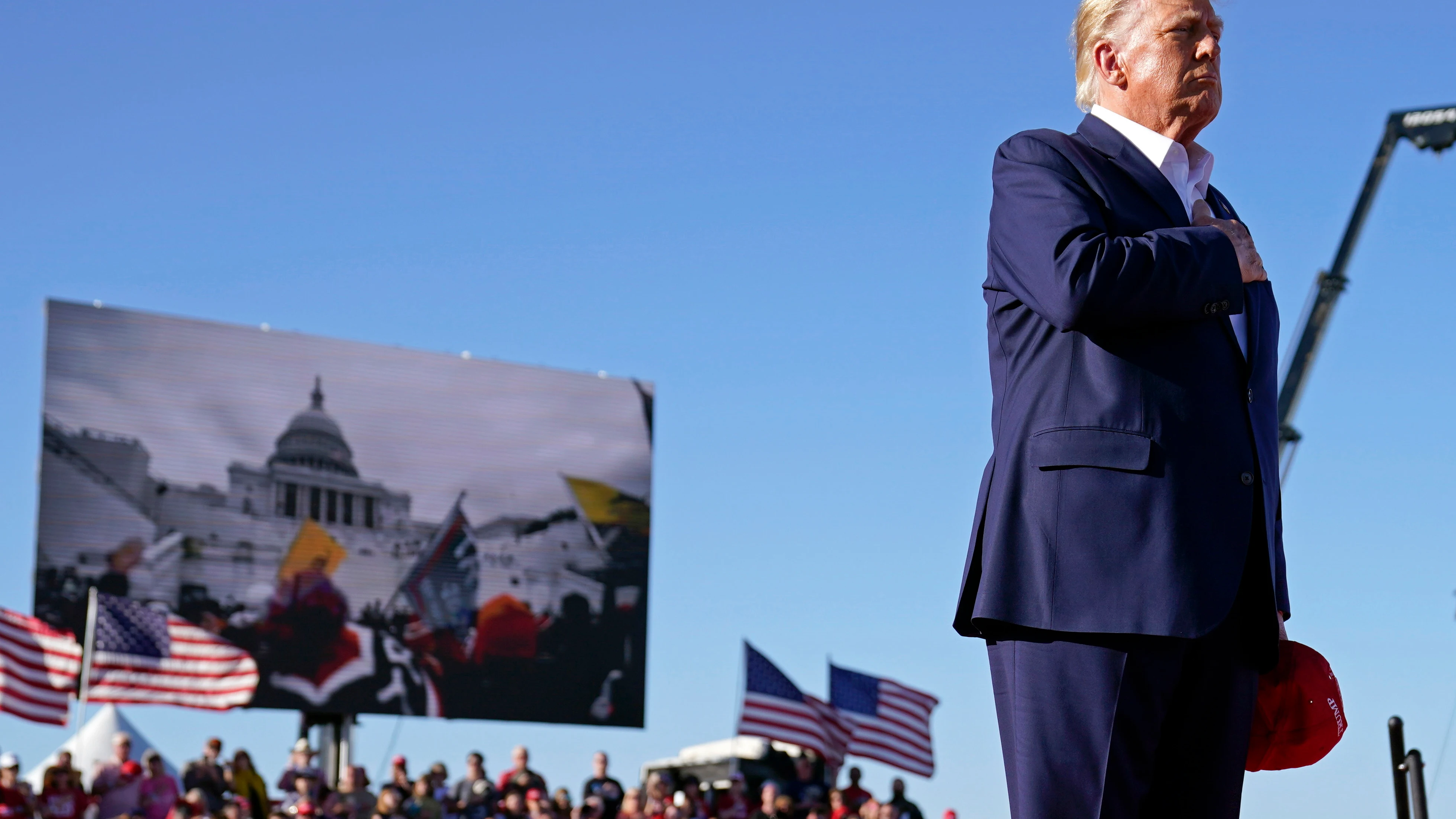 Donald Trump, con la imagen del Capitolio a su espalda