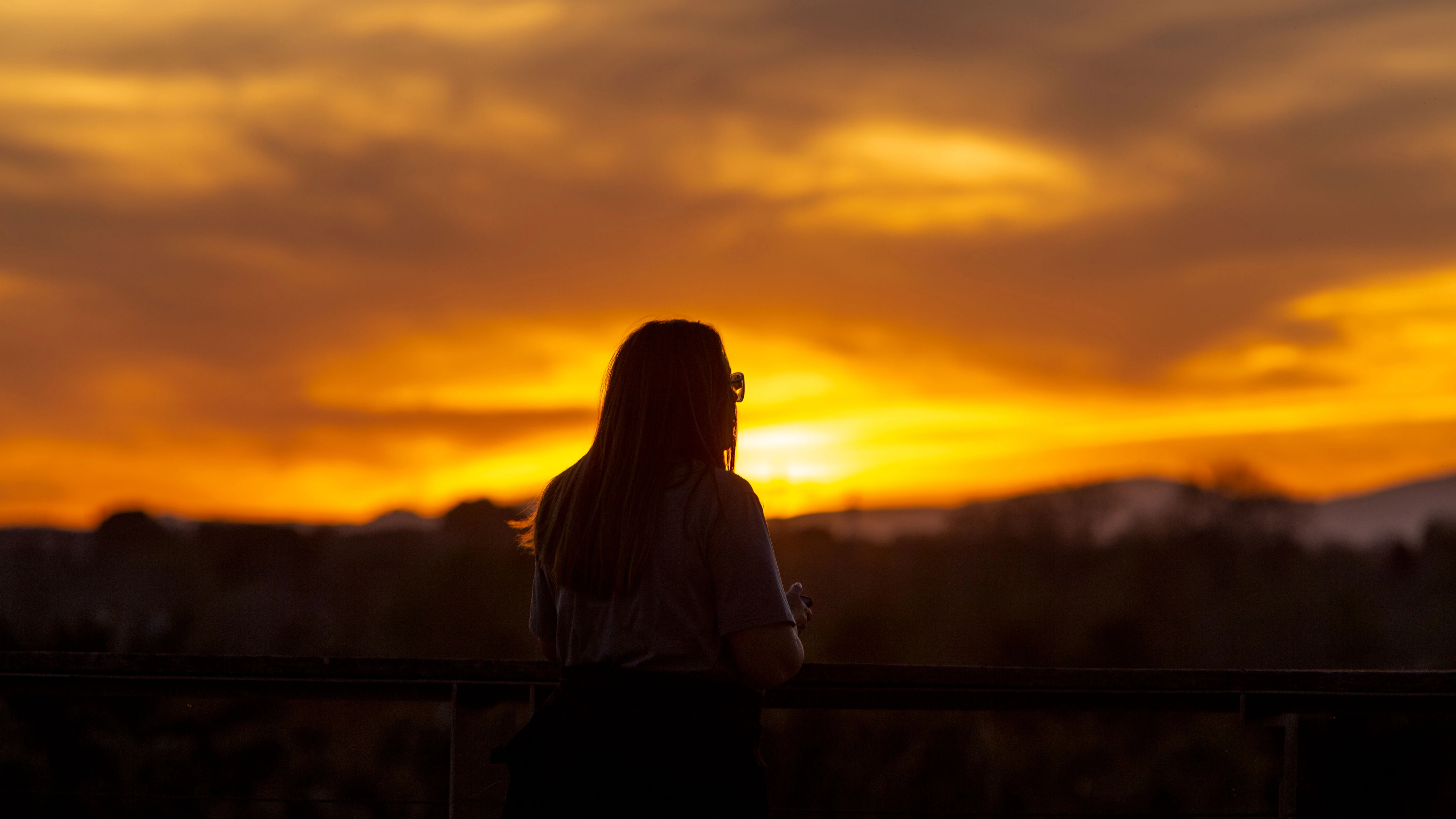 Una mujer observa la puesta de sol en una imagen de archivo