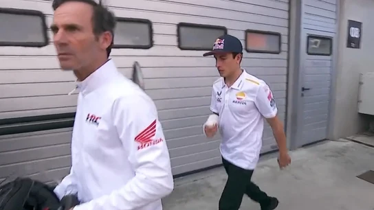 Marc Márquez, con el brazo derecho escayolado Marc Márquez, con el brazo derecho escayolado