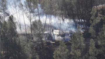 Varios bomberos trabajan en la extinción de uno de los focos del incendio forestal que afecta a Castellón y Teruel