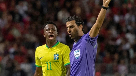 Vinicius protesta al árbitro en un partido de Brasil Vinicius protesta al árbitro en un partido de Brasil