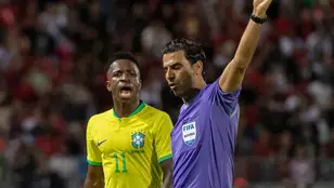 Vinicius protesta al árbitro en un partido de Brasil