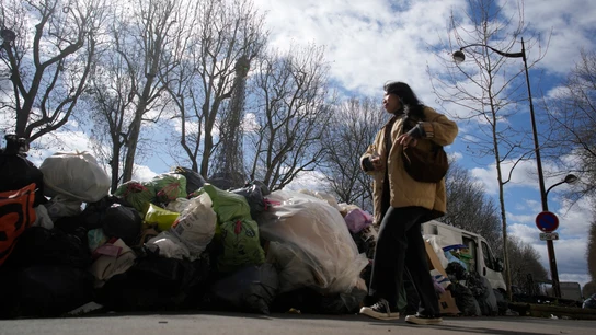 Basura amontonada en una calle de París. Basura amontonada en una calle de París.
