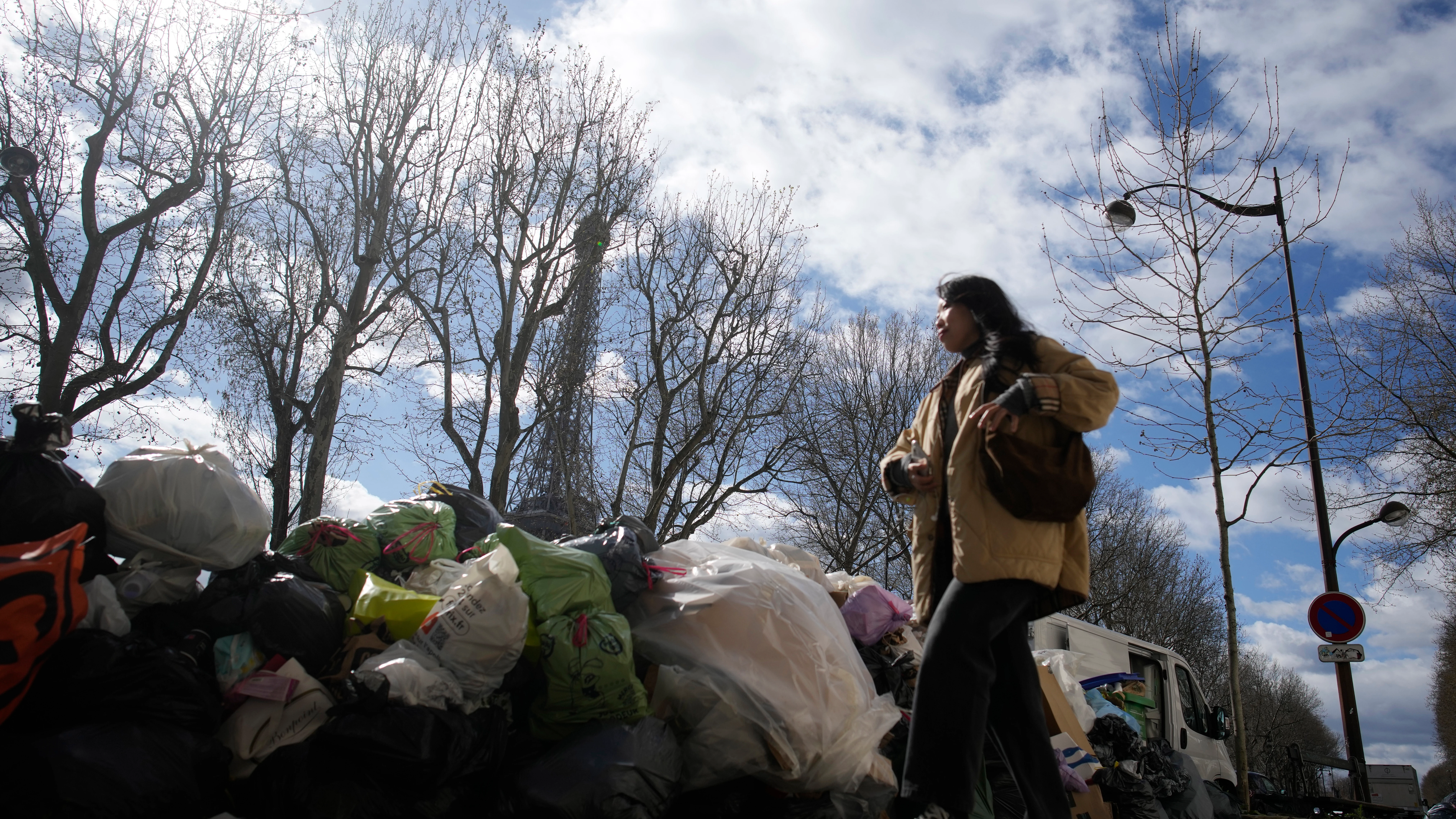 Basura amontonada en una calle de París.