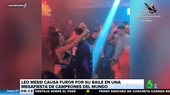 El viral de Leo Messi bailando cumbia con Antonela Roccuzzo vestido con el chándal de la selección argentina El viral de Leo Messi bailando cumbia con Antonela Roccuzzo vestido con el chándal de la selección argentina