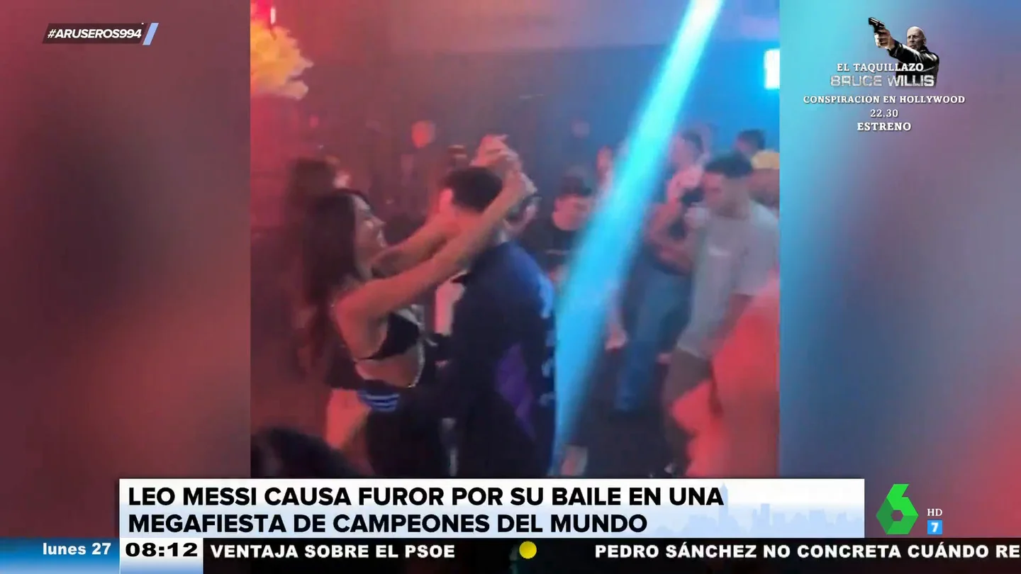 El viral de Leo Messi bailando cumbia con Antonela Roccuzzo vestido con el chándal de la selección argentina El viral de Leo Messi bailando cumbia con Antonela Roccuzzo vestido con el chándal de la selección argentina