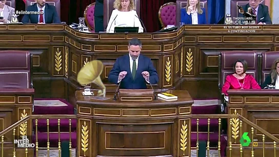 Vídeo manipulado - Santiago Abascal toca el 'Cumpleaños feliz' en pleno Congreso Vídeo manipulado - Santiago Abascal toca el 'Cumpleaños feliz' en pleno Congreso