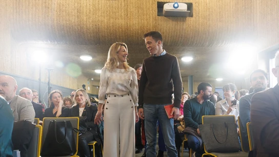 Yolanda Díaz e Íñigo Errejón se sonríen en un acto. Yolanda Díaz e Íñigo Errejón se sonríen en un acto.