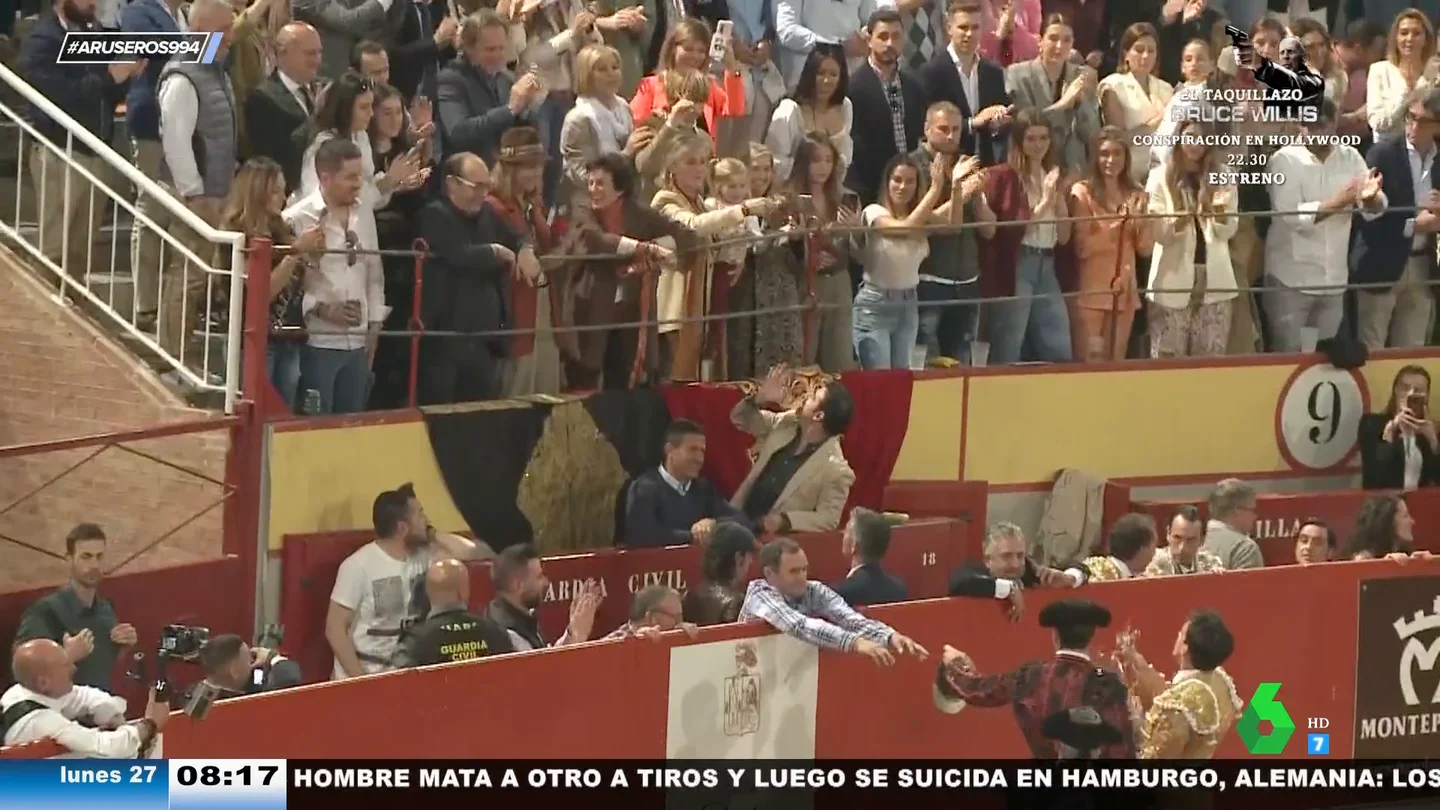 El exnovio de Victoria Federica regala una rosa a la infanta Elena en una corrida de toros El exnovio de Victoria Federica regala una rosa a la infanta Elena en una corrida de toros