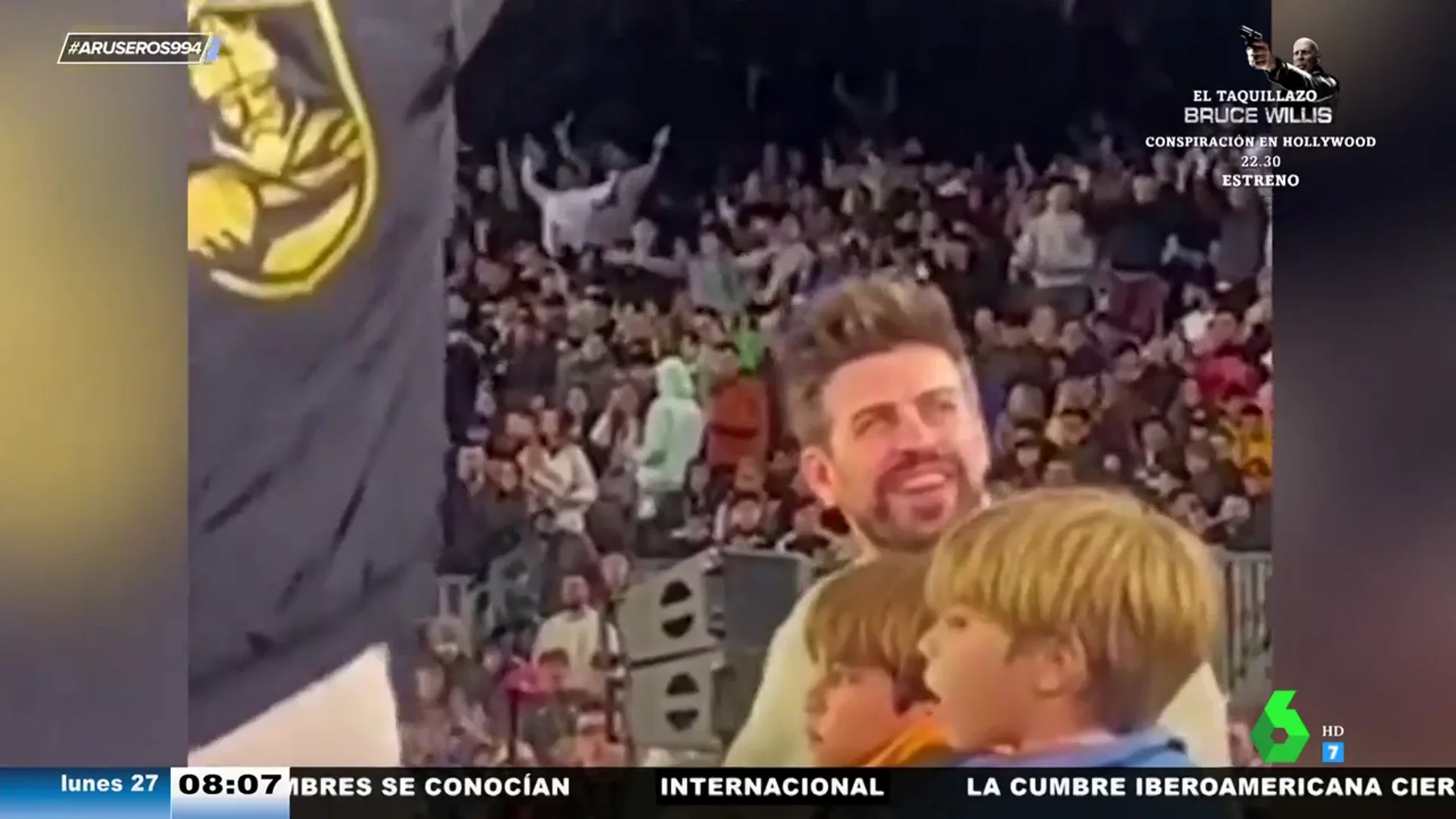 Las caras de aburrimiento de los hijos de Gerard Piqué durante la Kings League en el Camp Nou